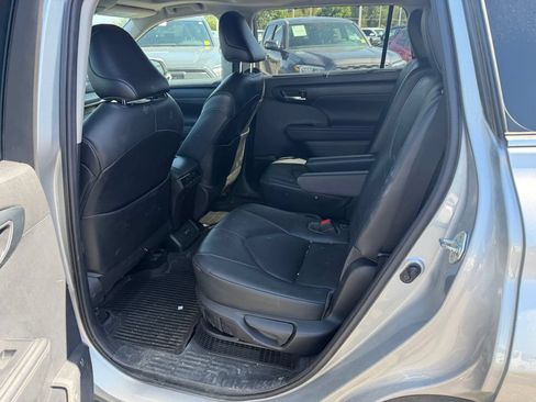 Used 2021 Toyota Highlander XLE AWD/4WD image 5