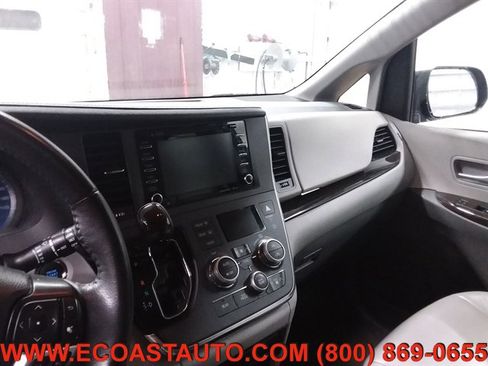 Used 2019 Toyota Sienna XLE image 12