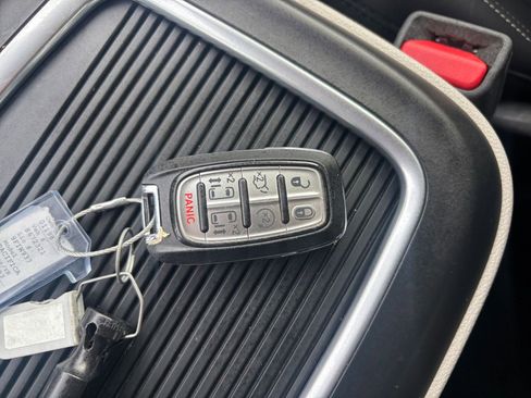 Used 2023 Chrysler Pacifica Touring-L image 23