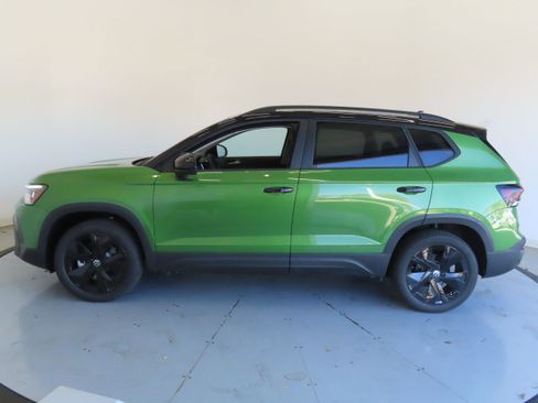 New 2026 Volkswagen Taos SE FWD image 8