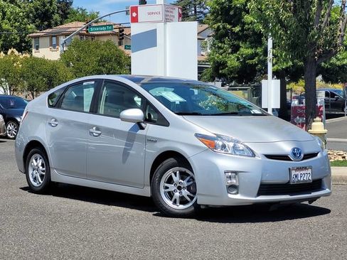Used 2010 Toyota Prius Five FWD image 2