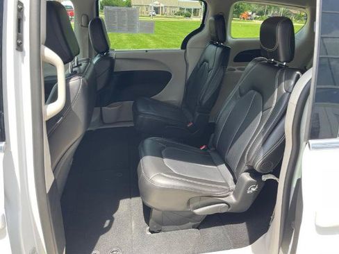 Used 2024 Chrysler Pacifica Touring-L FWD image 11