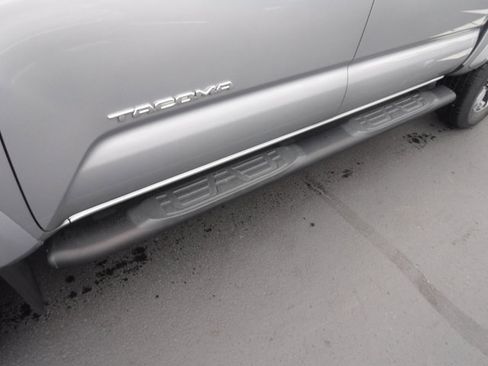 Used 2017 Toyota Tacoma TRD Sport image 4