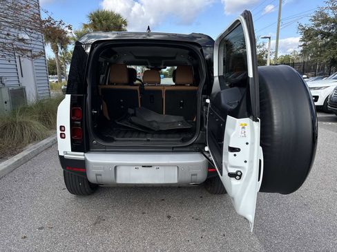 Used 2023 Land Rover Defender 110 SE image 11