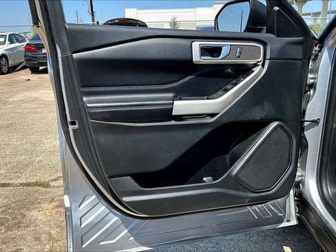 Used 2022 Ford Explorer XLT image 19