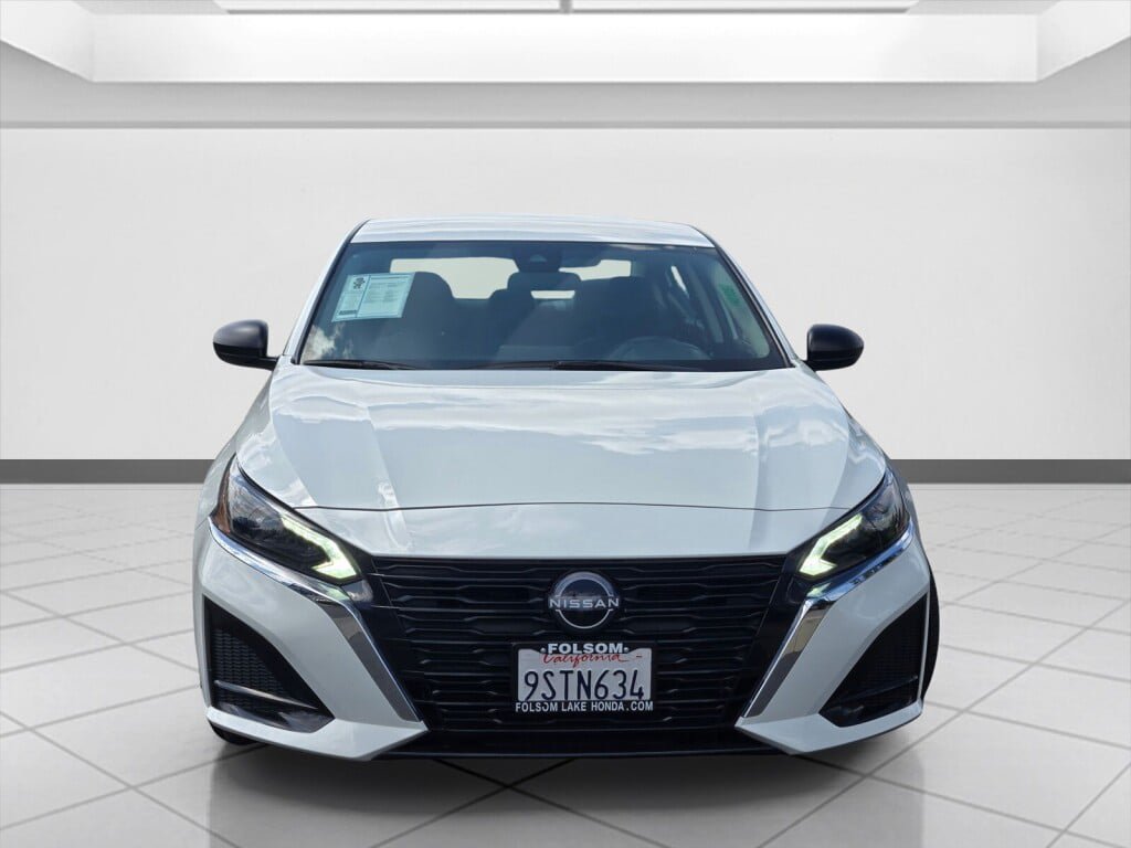 Used 2025 Nissan Altima 2.5 SV FWD image 2