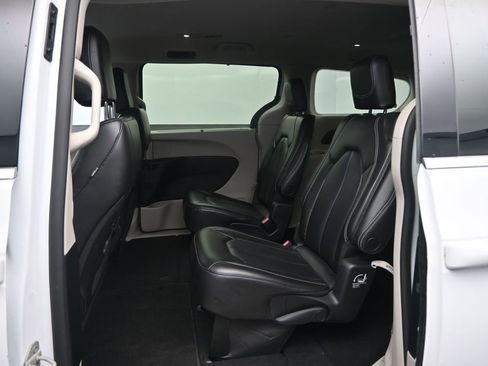 Used 2023 Chrysler Pacifica Touring-L FWD image 26