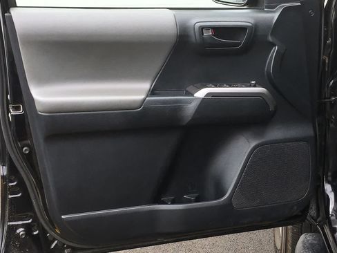 Used 2016 Toyota Tacoma SR5 RWD image 22