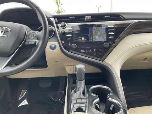 Used 2019 Toyota Camry XLE FWD image 18
