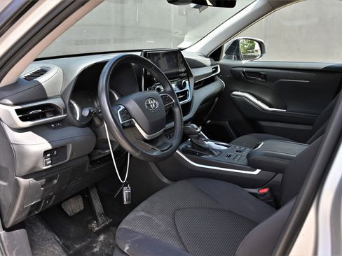 Used 2024 Toyota Highlander LE image 15