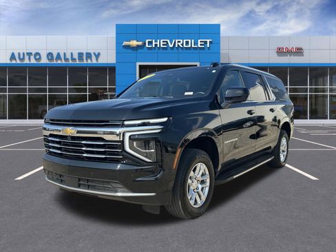 Certified 2025 Chevrolet Suburban LT RWD image 1