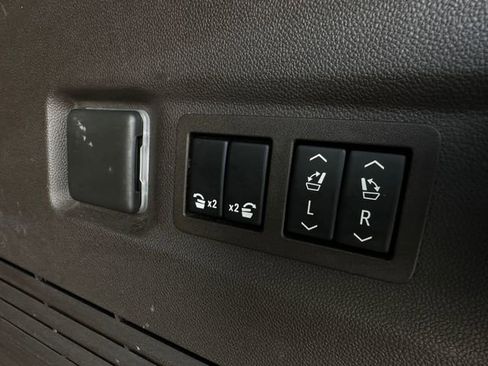 Used 2021 Chevrolet Suburban LT w/ LT Signature Package image 40