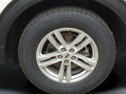 Used 2022 Ford Explorer XLT w/ Equipment Group 202A image 9