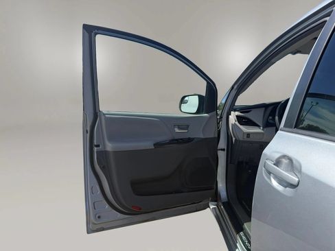 Used 2017 Toyota Sienna LE AWD/4WD image 9