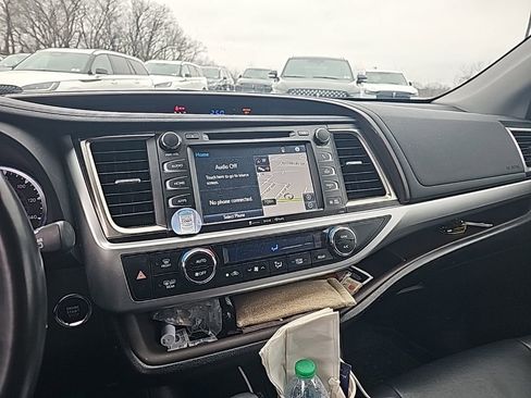 Used 2019 Toyota Highlander XLE image 10
