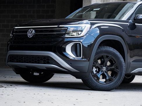 New 2026 Volkswagen Atlas Peak Edition image 2