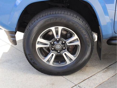 Used 2019 Toyota Tacoma TRD Sport AWD/4WD image 38