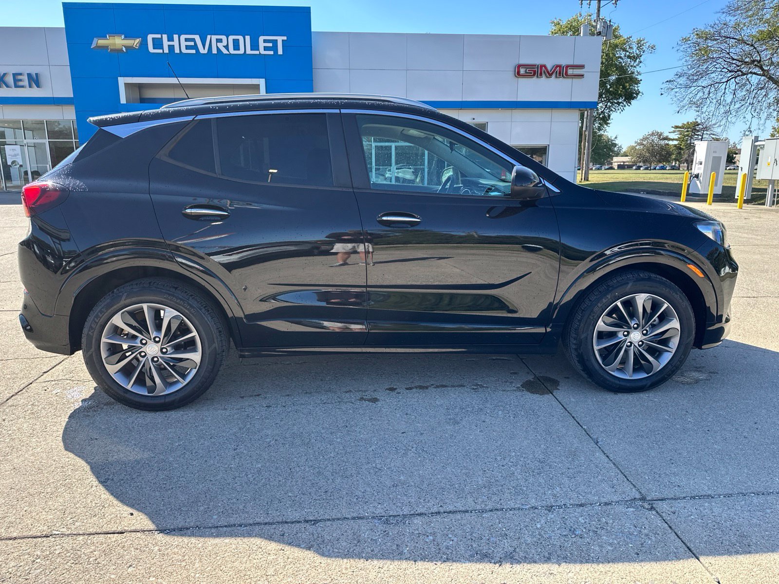 Used 2022 Buick Encore GX Select w/ Sport Touring Package FWD image 2