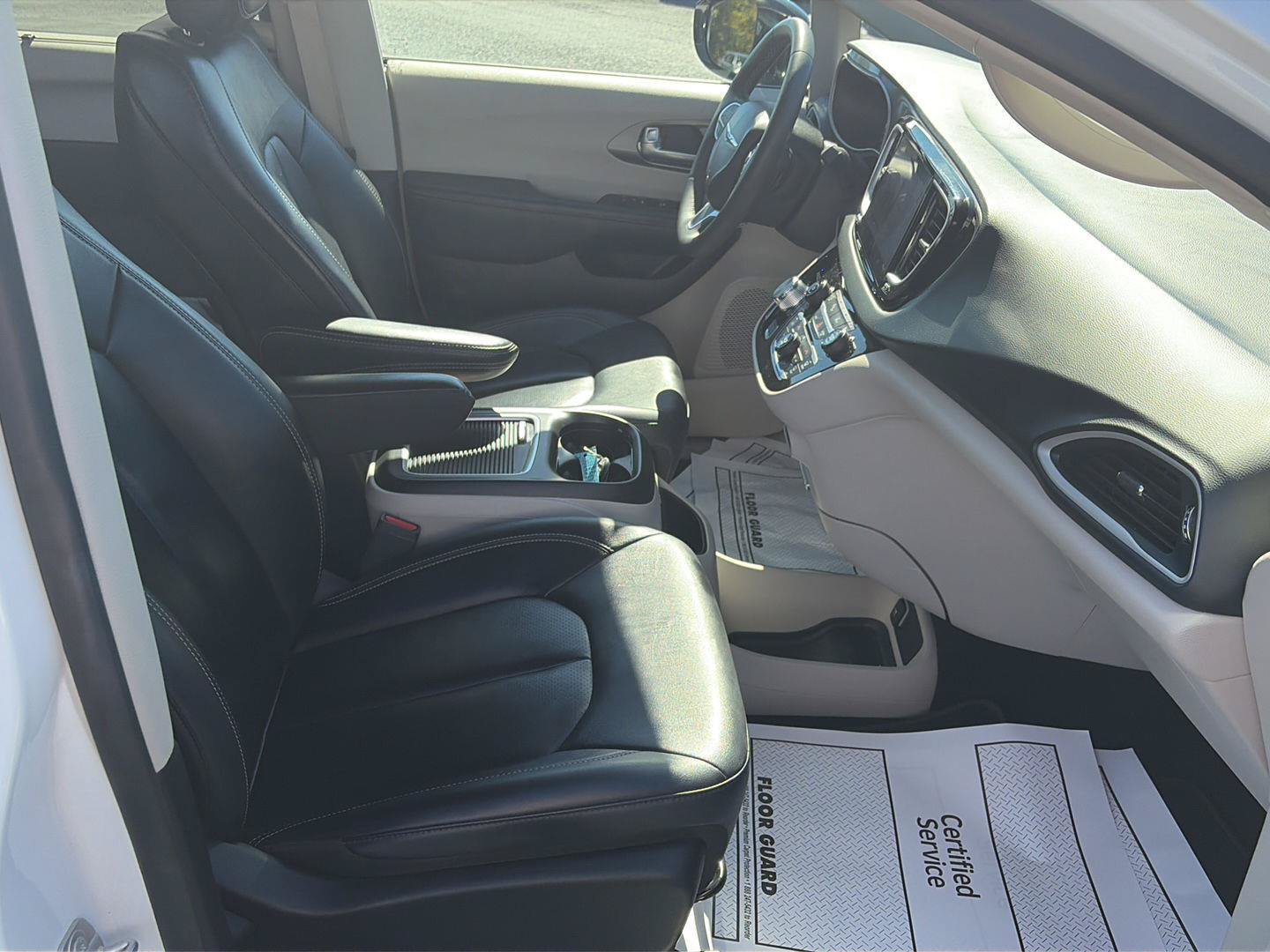 Used 2024 Chrysler Pacifica Touring-L FWD image 18