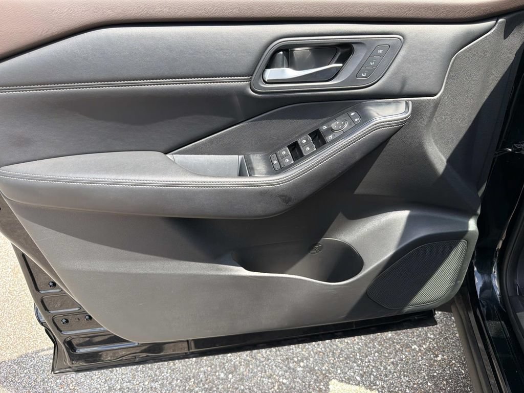 Used 2023 Nissan Rogue SL w/ SL Premium Package FWD image 14