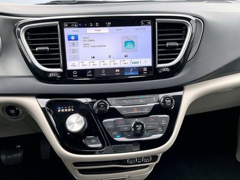 Used 2023 Chrysler Pacifica Touring-L image 9