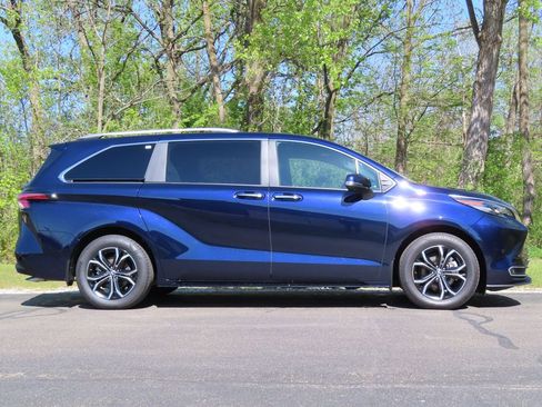 Used 2025 Toyota Sienna Platinum AWD/4WD image 2