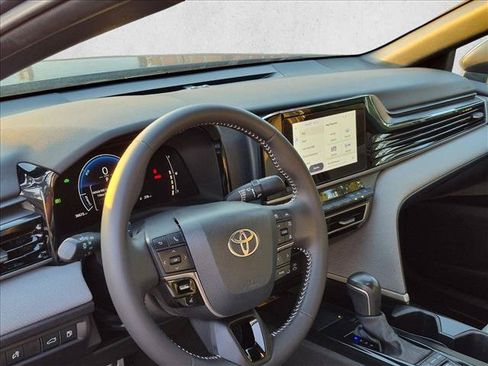 Used 2025 Toyota Camry SE FWD image 7