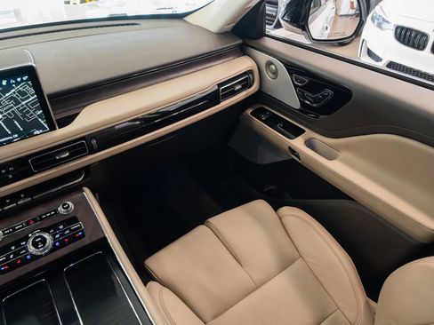 Used 2023 Lincoln Aviator Reserve w/ Equipment Group 201A image 11