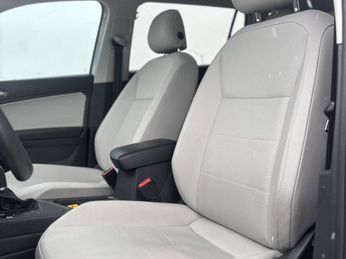 Used 2018 Volkswagen Tiguan SE w/ Panoramic Sunroof Package image 10