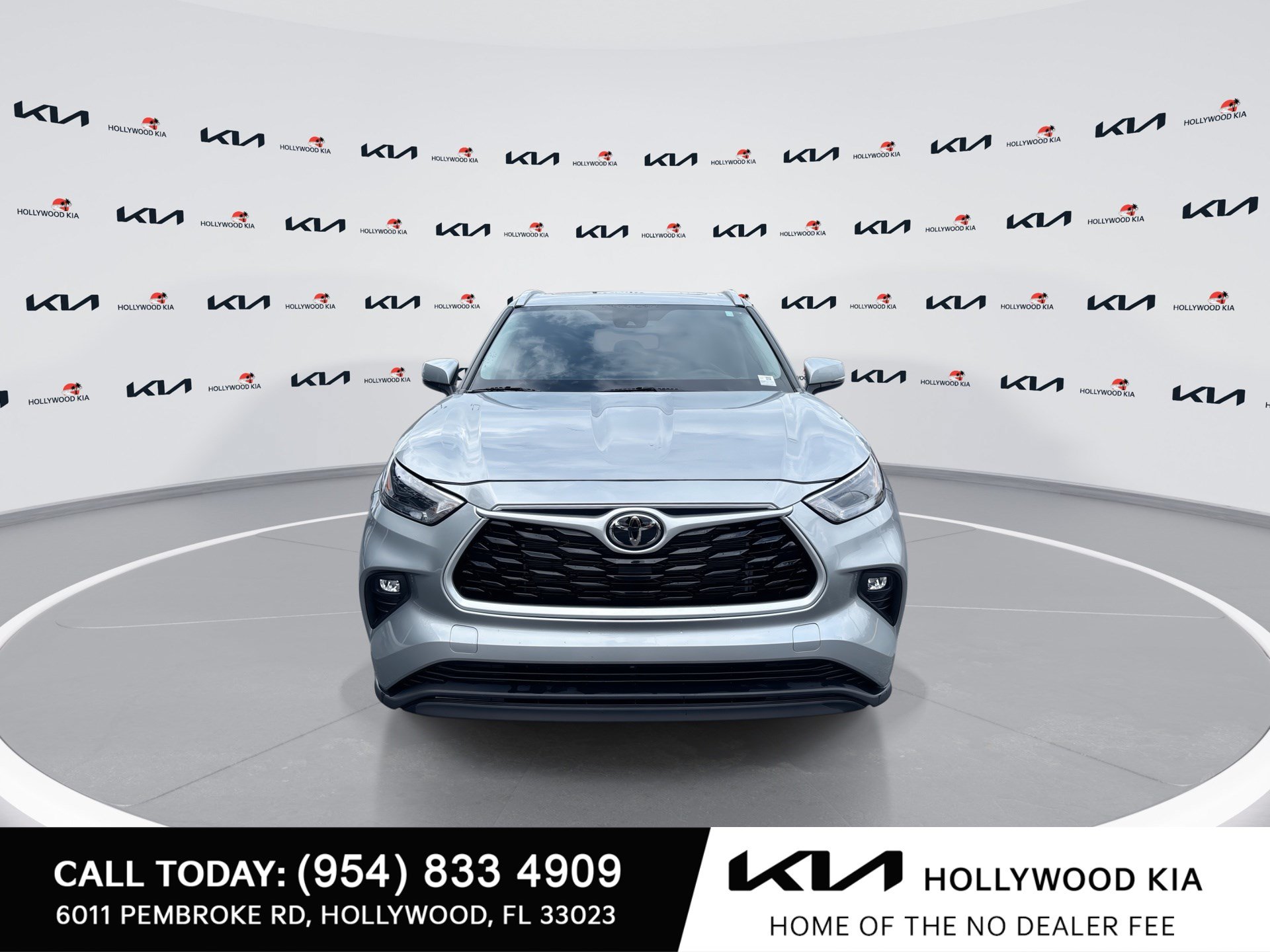 Used 2024 Toyota Highlander XLE FWD image 3