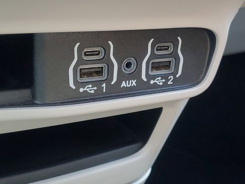 Used 2024 Chrysler Pacifica Touring-L image 27