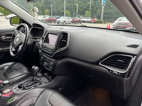 Used 2019 Jeep Cherokee Latitude Plus AWD/4WD image 8