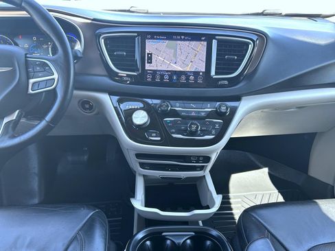 Used 2018 Chrysler Pacifica Touring-L Plus FWD image 13