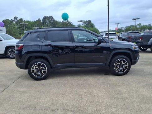 Used 2025 Jeep Compass Trailhawk AWD/4WD image 2