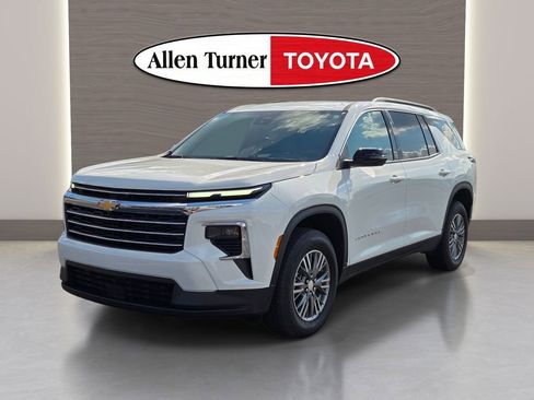 Used 2026 Chevrolet Traverse LT FWD image 3