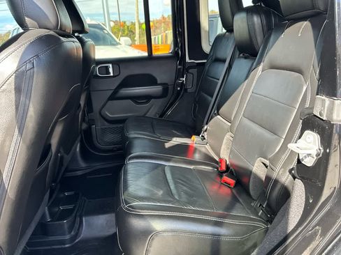 Used 2018 Jeep Wrangler Unlimited Sahara image 12