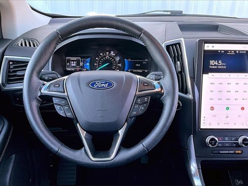 Used 2024 Ford Edge Titanium image 4