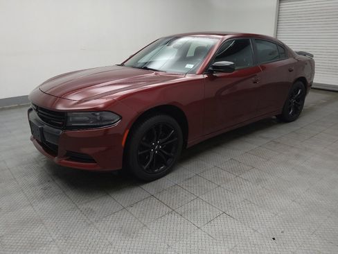Used 2018 Dodge Charger SXT w/ Blacktop Package RWD image 2