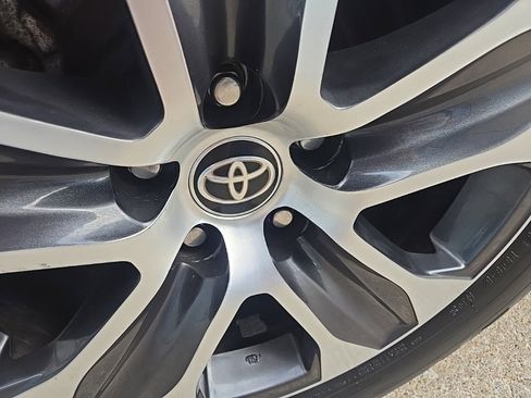 Used 2022 Toyota Highlander XLE image 32