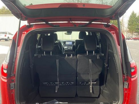 New 2026 Chrysler Pacifica Limited FWD image 10