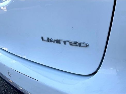 Used 2023 Chrysler Pacifica Limited FWD image 7