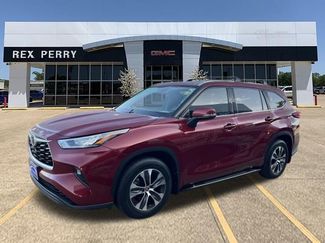 Used 2020 Toyota Highlander XLE FWD video 1