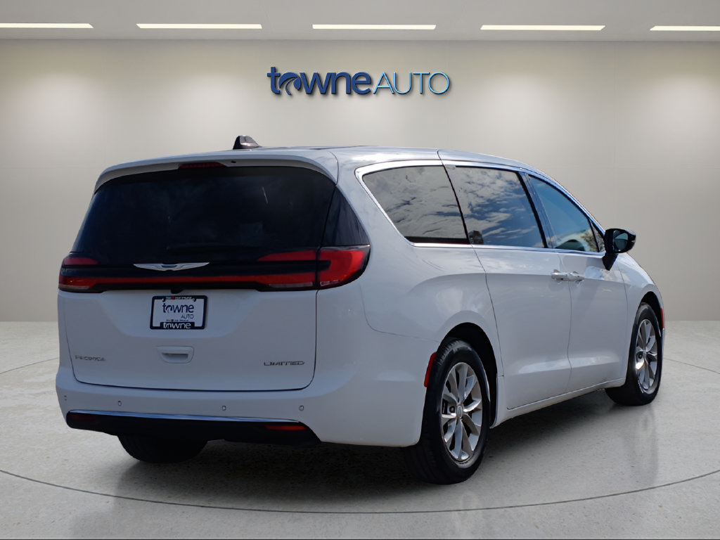Used 2026 Chrysler Pacifica Limited FWD image 6
