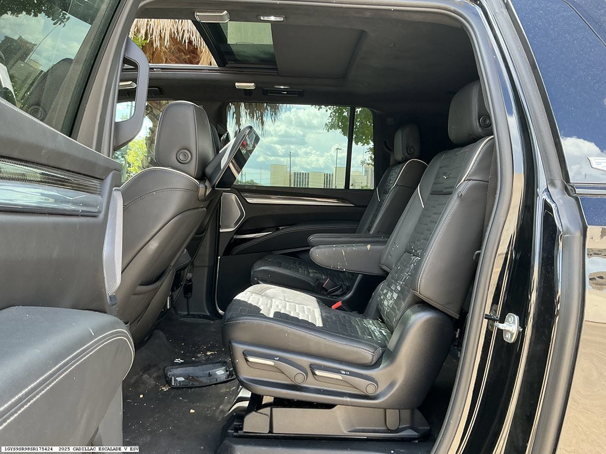 Used 2025 Cadillac Escalade ESV V AWD/4WD image 9