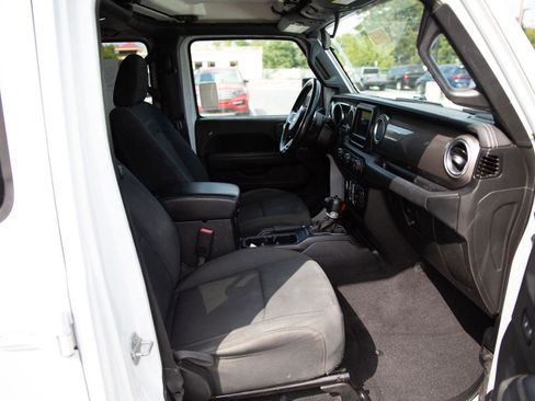 Used 2020 Jeep Wrangler Unlimited Sahara image 25