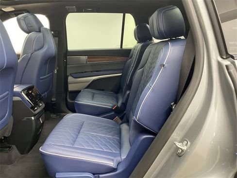 Used 2026 Cadillac Vistiq Premium Luxury image 17