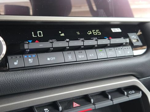 Used 2025 Toyota Tundra Limited AWD/4WD image 12