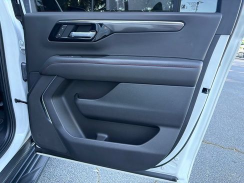Used 2025 Chevrolet Suburban RST RWD image 16