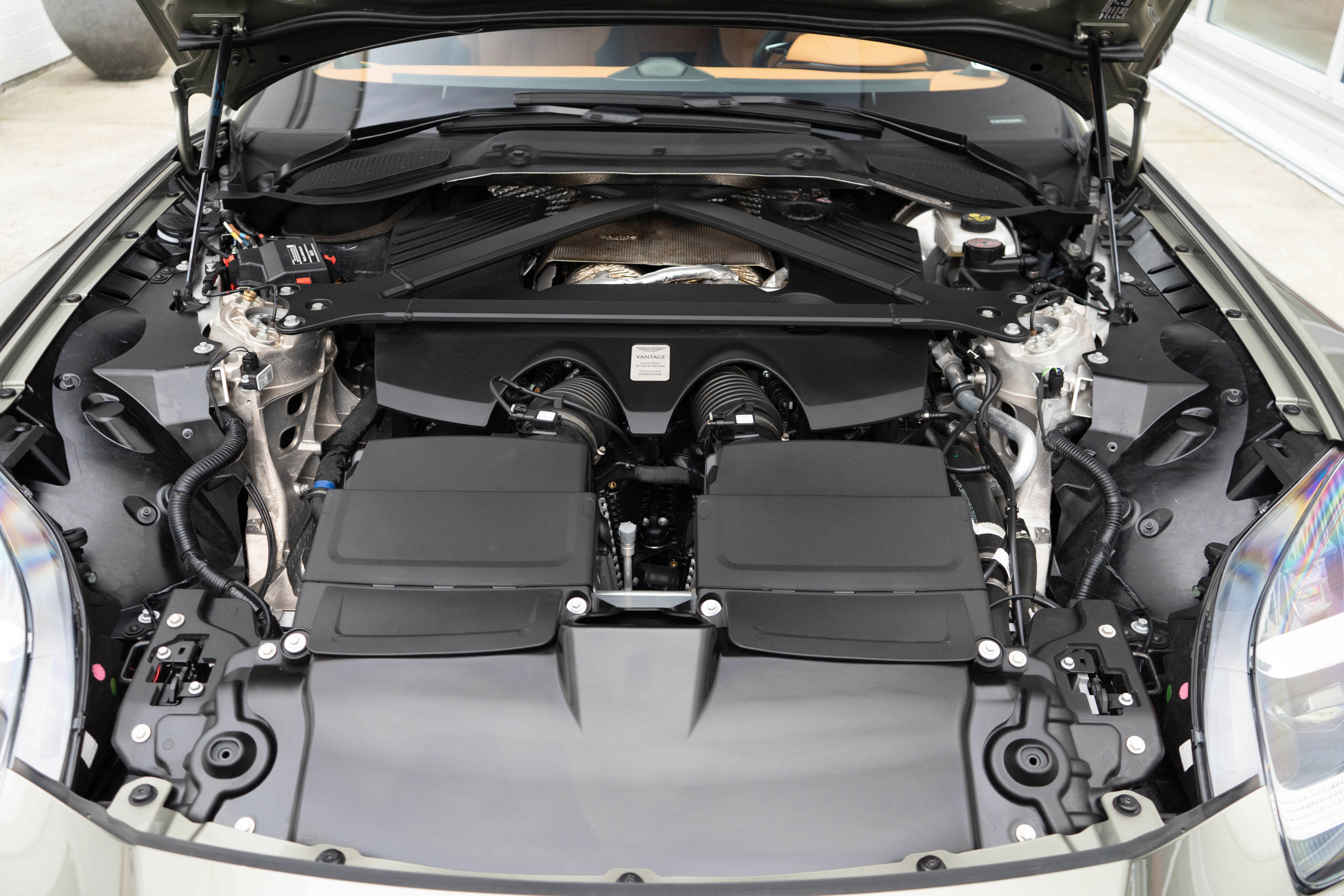 Used 2025 Aston Martin V8 Vantage Coupe RWD image 28