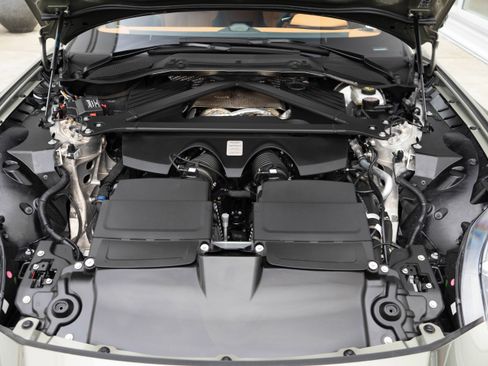 Used 2025 Aston Martin V8 Vantage Coupe image 28